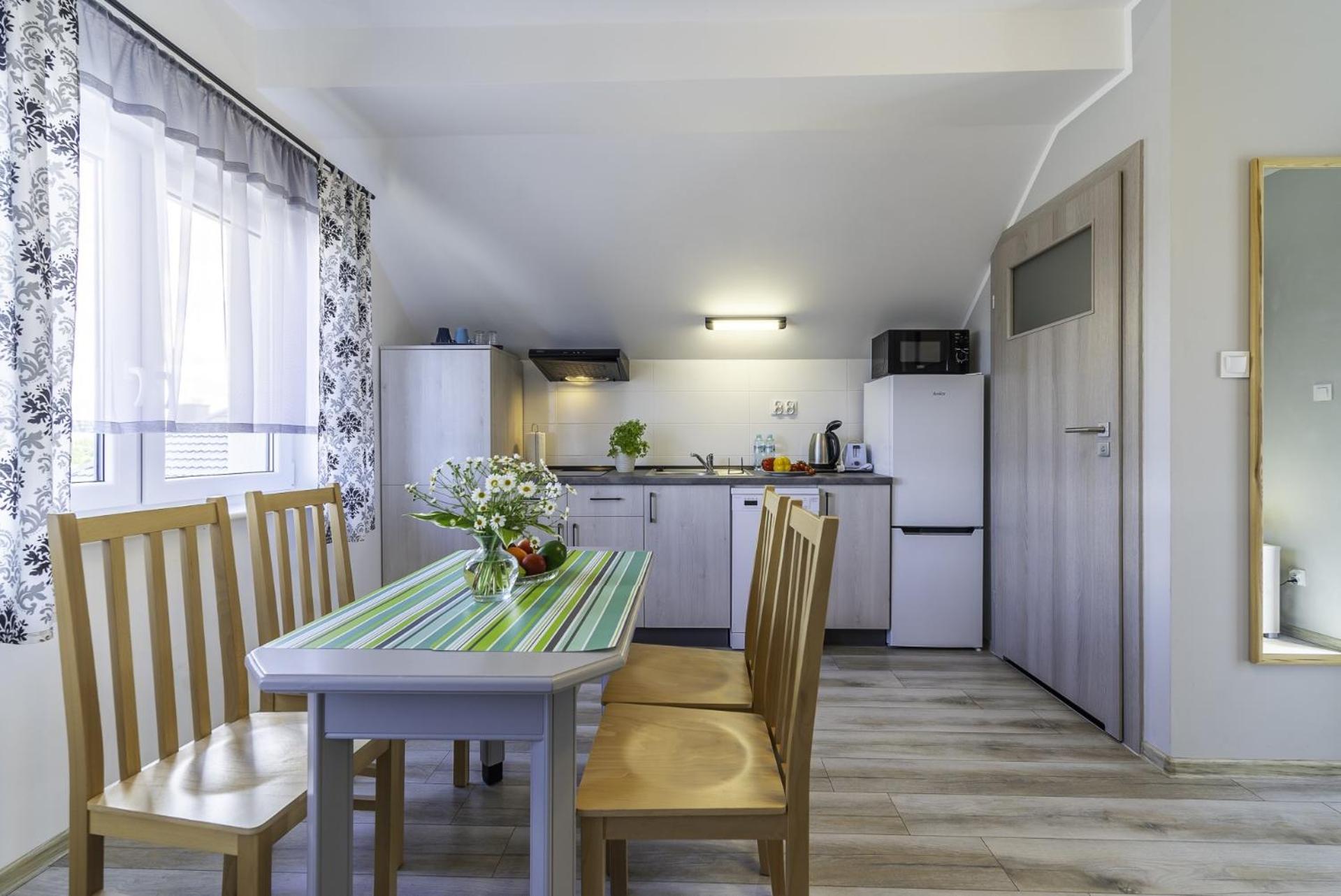 Frajda Domki - Apartamenty 6-Osobowe - Salon I Dwie Sypialnie Oraz Studia 4-Osobowe - Pokoj Z Aneksem Kuchennym Rewal Kültér fotó