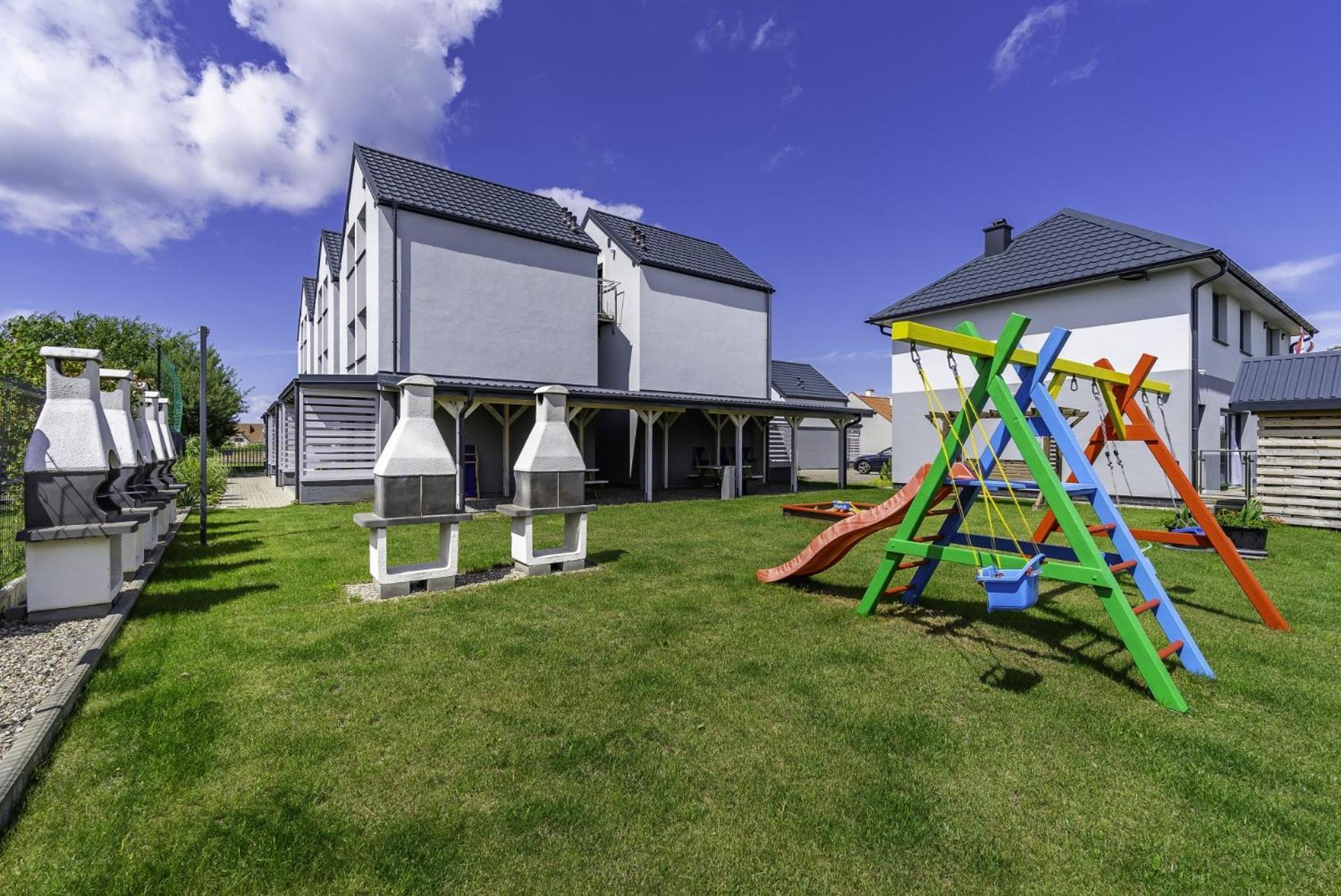 Frajda Domki - Apartamenty 6-Osobowe - Salon I Dwie Sypialnie Oraz Studia 4-Osobowe - Pokoj Z Aneksem Kuchennym Rewal Kültér fotó